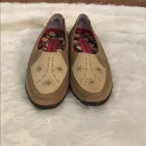 Hush puppies size 9N slip on shoes in good cond.